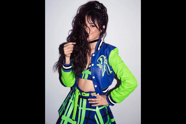 Camila vestía un conjunto de porrista azul y verde que dejaba ver su fenomenal figura. (Foto: Instagram/ Camila Cabello)