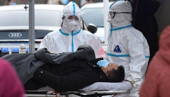 Coronavirus en China | Últimas noticias | Último minuto: reporte de infectados y muertos hoy, miércoles 13 de enero del 2021 | Covid-19. En la imagen, un paciente es evacuado en Beijing. (Foto: GREG BAKER / AFP).