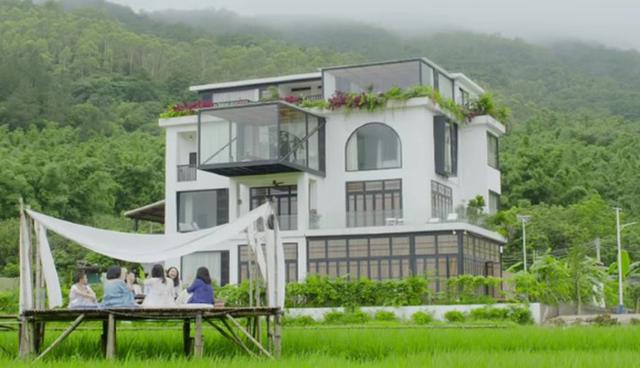 Con 700 m2, la casa blanca destaca sobre el prado gracias a la cápsula de vidrio de su fachada, que ofrece una vista panorámica del cautivador paisaje. (Foto: Captura)