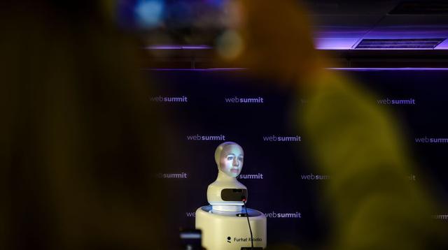 El robot es en realidad un busto tridimencional con la proyección de una cara con rasgos humanos.   (Foto: AFP)