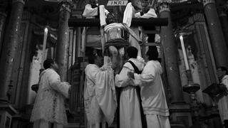 “Siglos de fe”, la exposición fotográfica que revela al Cristo del Descendimiento en una íntima celebración