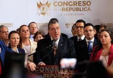 El presidente de Guatemala entrega una reforma de ley en el Congreso para remover a fiscal