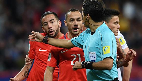 Marcelo Díaz no pudo soportar que Chile no apareciera en el sorteo del Mundial de Rusia 2018. (Foto: AFP)