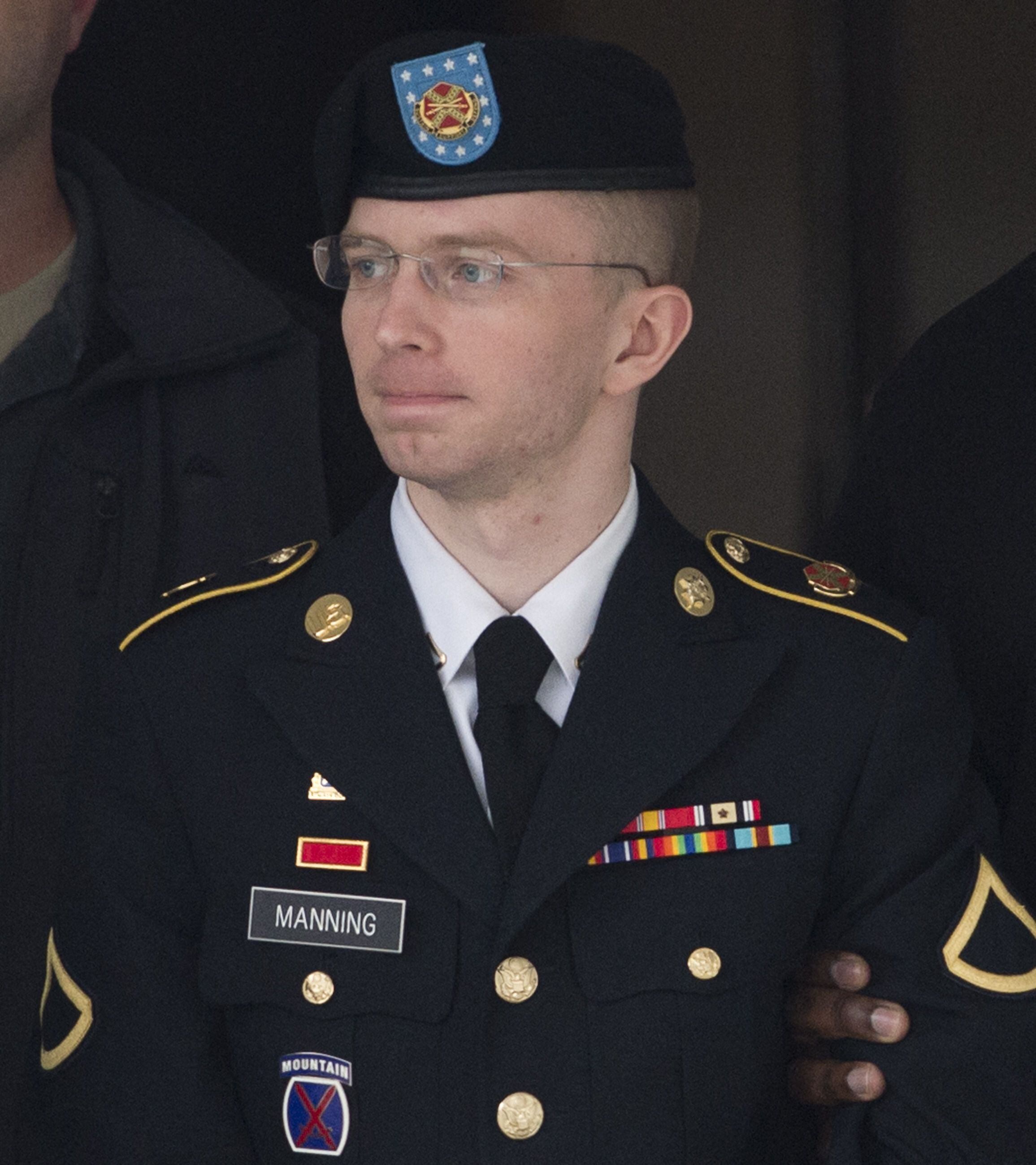 US Army Private First Class Bradley Manning leaves a US military tribunal at Fort Meade, Maryland, on August 20, 2013. Years later, she changed her name to Chelsea Manning.  (Photo by SAÚL LOEB/AFP).