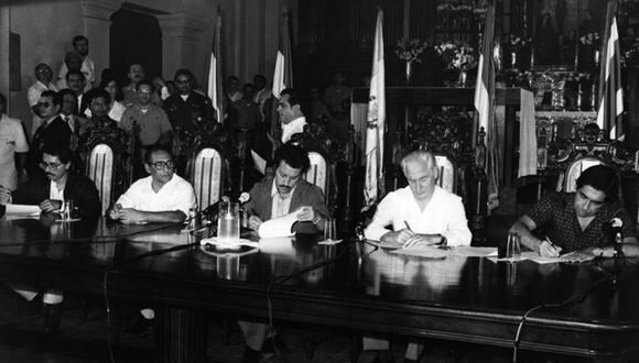 Los cinco presidentes logran un acuerdo y firman el Plan Arias para la Paz, también conocido como Esquipulas II, abriendo, a partir de entonces, una ventana de esperanza para la paz y la democracia en Centroamérica. (Foto: FUNDACIÓN ARIAS)