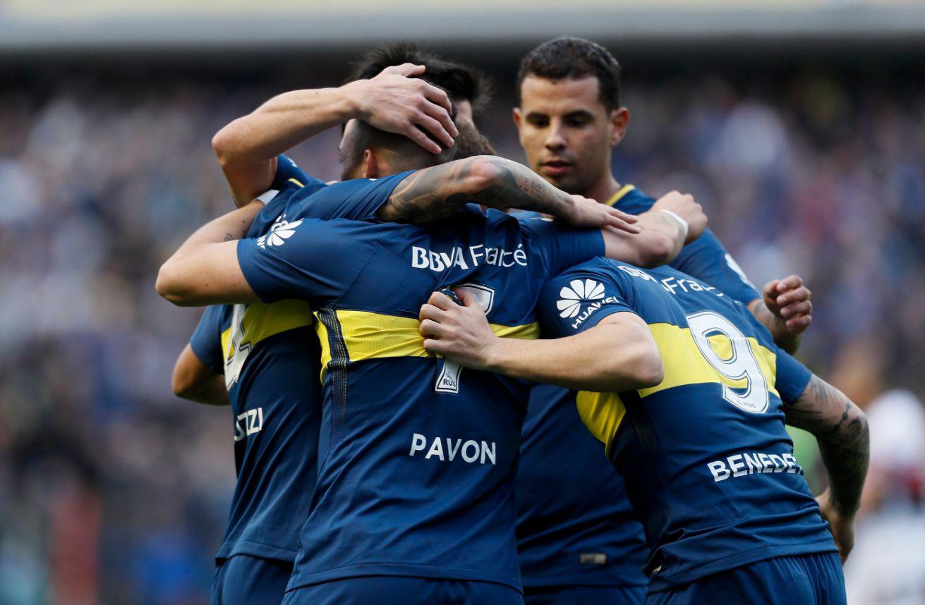 Boca Juniors superó a Chacarita Juniors y sigue firme en la punta del torneo. El único gol del encuentro lo hizo  Cristian Pavón. El colombiano Cardona fue expulsado. (Foto: Boca Juniors)