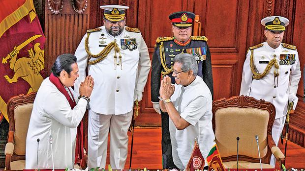 Mahinda Rajapaksa saluda al presidente Gotabaya Rajapaksa en la ceremonia de juramento al cargo. (Foto: AFP)