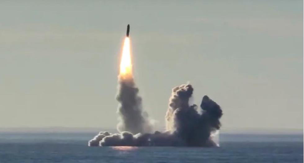El submarino nuclear de Rusia Yuri Dolgoruky prueba un misil Bulava. (Ministerio de Defensa de Rusia / AP).