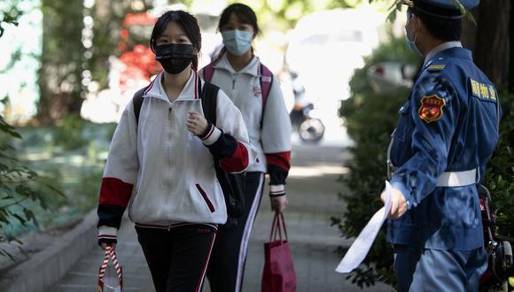 Estudiantes de Beijing utilizan máscaras para ir a clases.  (Foto: NOEL CELIS / AFP)
