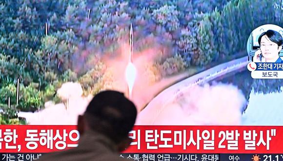 Un hombre mira un televisor que muestra una transmisión de noticias con imágenes de archivo de una prueba de misiles de Corea del Norte, en una estación de tren en Seúl el 15 de junio de 2023 (Anthony WALLACE / AFP)