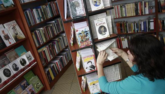 Israel Barrutia, escritor peruano, presentó su novela "Exilio entre las flores" en la FIL de Bogotá. (Foto: @filbogota)