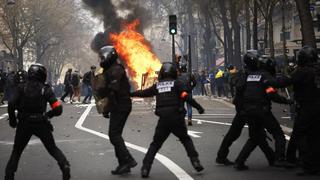 Caos, desorden y enfrentamientos en París en masivas protestas contra reforma de pensiones | FOTOS