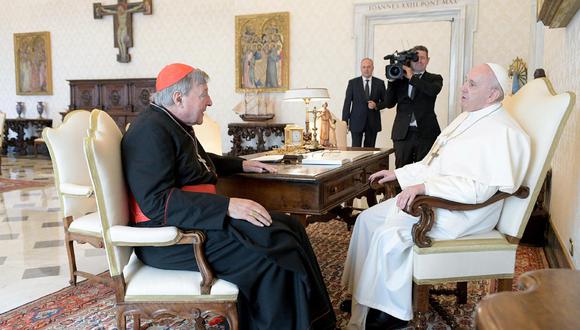 El papa Francisco y el cardenal George Pell durante una audiencia privada celebrada el 12 de octubre del 2020 en el Vaticano.