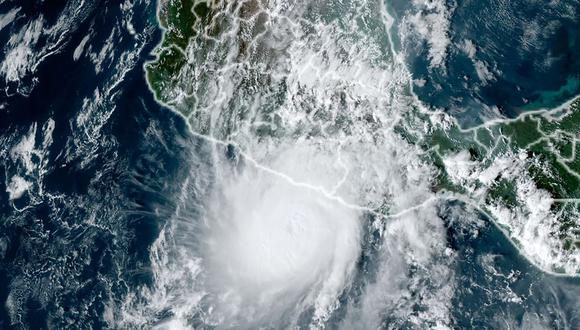 El huracán Otis se acerca a la costa del Pacífico sur de México, el 24 de octubre de 2023. (Foto de NOAA / AFP)