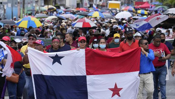 Los miembros del sindicato de maestros en huelga protestan mientras marchan hacia la Asamblea Nacional en la Ciudad de Panamá.