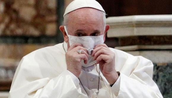 El papa Francisco usando mascarilla en la 
Basílica de Santa María la Mayor. (Foto: Reuters)