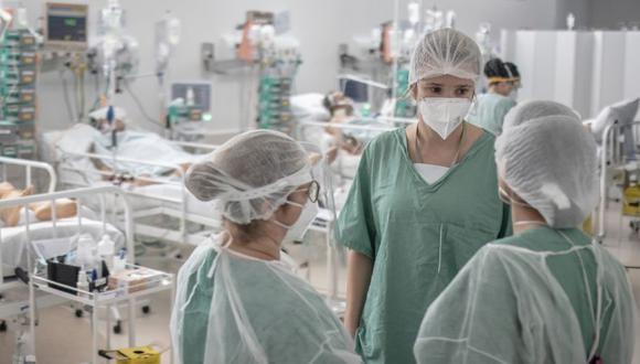 Los trabajadores de la salud en una reunión mientras tratan a pacientes dentro de una unidad de cuidados intensivos (UCI) Covid-19 en un hospital de campaña en la favela Heliopolis de Sao Paulo, Brasil. (Foto: Jonne Roriz / Bloomberg).