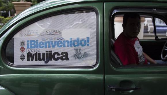 Mujica fue recibido por caravana de 'escarabajos' en Guatemala