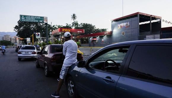 Los conductores hacen fila para obtener gasolina en medio de repetidos apagones en las refinerías operadas por la petrolera estatal PDVSA y la falta de importaciones de diésel y gasolina, en Maracay, Venezuela, el 9 de diciembre de 2022. (Foto: REUTERS/Juan Diasparra)