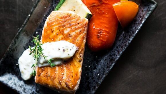 Es vital tener mucho cuidado con el tiempo de cocción para disfrutar un salmón jugoso. (Foto: Malidate Van / Pexels)