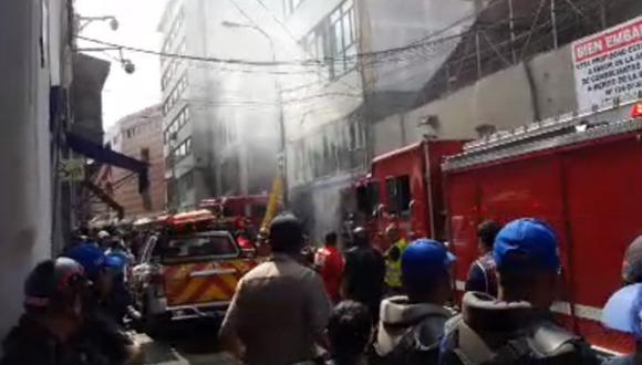 Seis unidades de los bomberos atienden incendio en galería del Mercado Central. (El Comercio)
