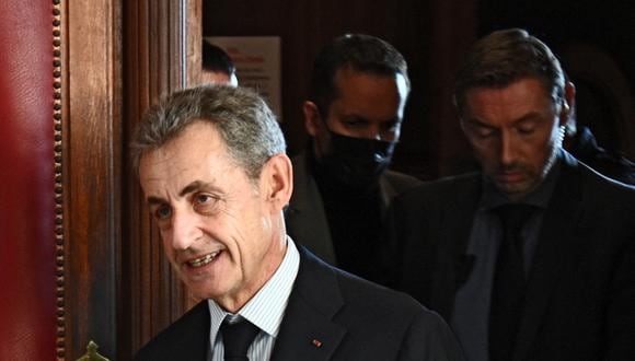 El expresidente francés Nicolas Sarkozy abandona el juzgado el segundo día de la audiencia de apelación de un juicio por corrupción en el juzgado de París. (Foto: Christophe ARCHAMBAULT / AFP)