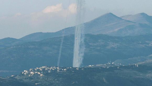 Se lanzan misiles desde el sur del Líbano hacia el norte de Israel, visto desde el lado israelí de la frontera, el 26 de febrero de 2024. EFE/EPA/ATEF SAFADI
