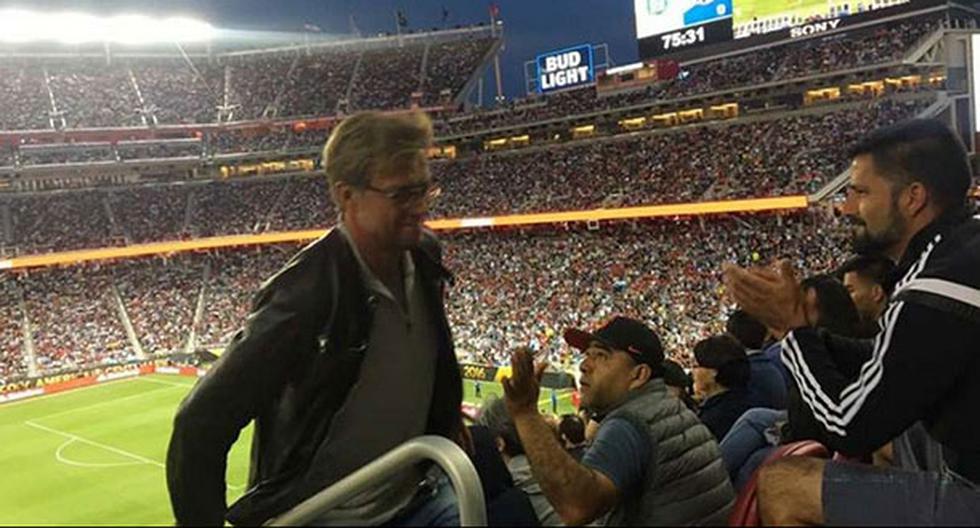 Jurgen Klopp estuvo en el estadio para ver el Argentina vs Chile junto al hermano y agente de Higuaín. (Foto: Twitter)