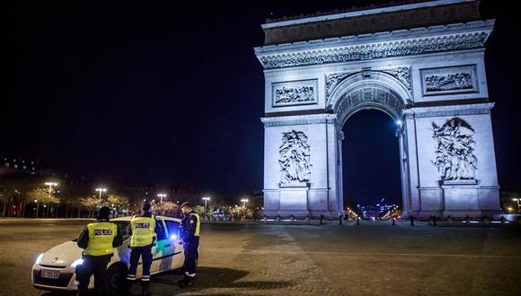 La policía de Francia controla el tráfico mientras asegura el perímetro de los Campos Elíseos el 31 de diciembre de 2020. El país ha intensificado las medidas para frenar los contagios de coronavirus. (EFE / EPA / CHRISTOPHE PETIT TESSON).