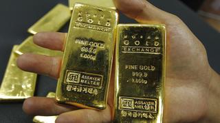 El oro cae a su nivel más bajo en dos años y medio, el dólar y los rendimientos suben