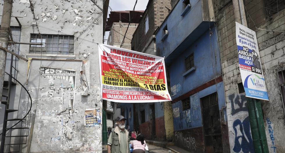 Cartel en la entrada al cerro San Cosme, que amenaza a delincuentes y extranjero. Foto: César Campos | GEC