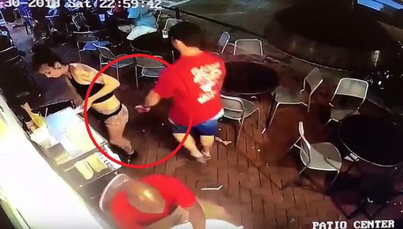 YouTube: Mesera golpeó a cliente que le faltó el respeto en pizzería en EE.UU.