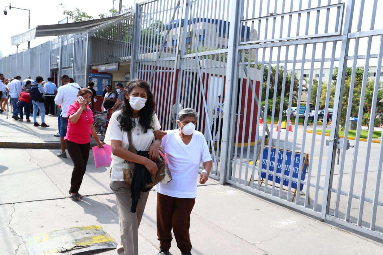 En el INEN, las personas llegaron protegidas con mascarillas. (Fotos: Alessandro Currarino)