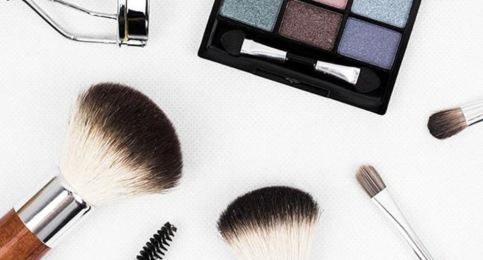 Aquí te contamos los productos que no deben faltar en tu neceser de maquillaje. (Foto: Pixabay)