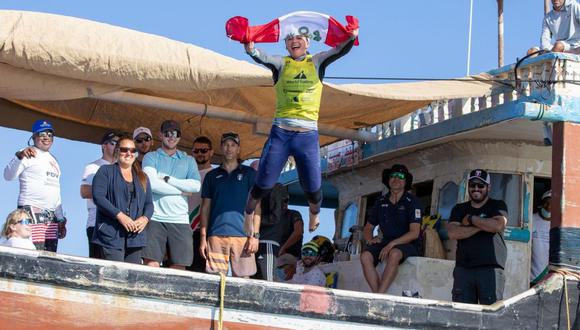 Florencia celebrando su victoria mundial (Foto: © Sander van der Borch / Lloyd Images / Oman Sail)