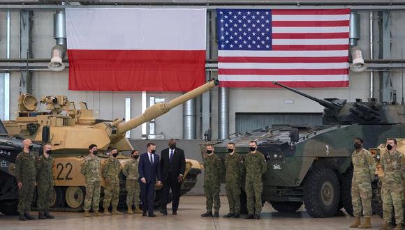 El secretario de Defensa de EE. UU., Lloyd Austin (CR), y el ministro de Defensa de Polonia, Mariusz Blaszczak, posan con soldados polacos y estadounidenses en la 33.ª Base Aérea de la Fuerza Aérea Polaca cerca de Powidz, Polonia central, el 18 de febrero de 2022.  (Foto de JANEK SKARZYNSKI / AFP)