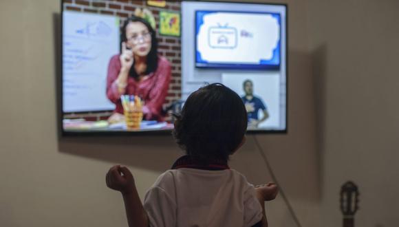 Unos 30 millones de estudiantes mexicanos comenzaron un nuevo año escolar el lunes con clases transmitidas por televisión debido a la nueva pandemia de coronavirus. (AFP/Julio Cesar Aguilar).
