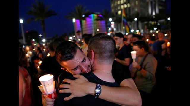 Velas, lágrimas y canto en la vigilia por víctimas de Orlando - 1