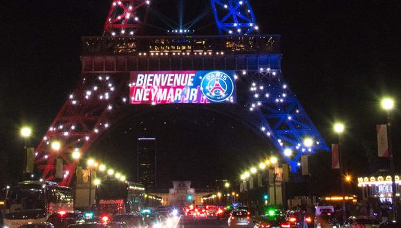 Neymar recibió la luminosa bienvenida de la imponente Torre Eiffel. (Foto: Agencias)