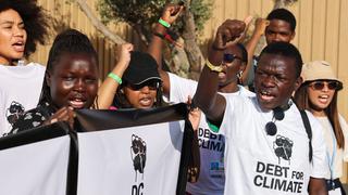 COP27: activistas ignoran el “manifestódromo” y marchan por el recinto del evento