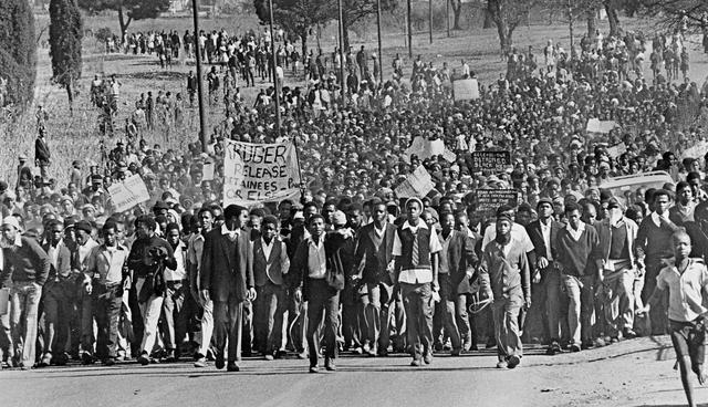 En esta foto del 30 de junio de 1952, los manifestantes negros encabezan una desobediencia civil en Johannesburgo ocupando lugares para personas blancas. (AFP).