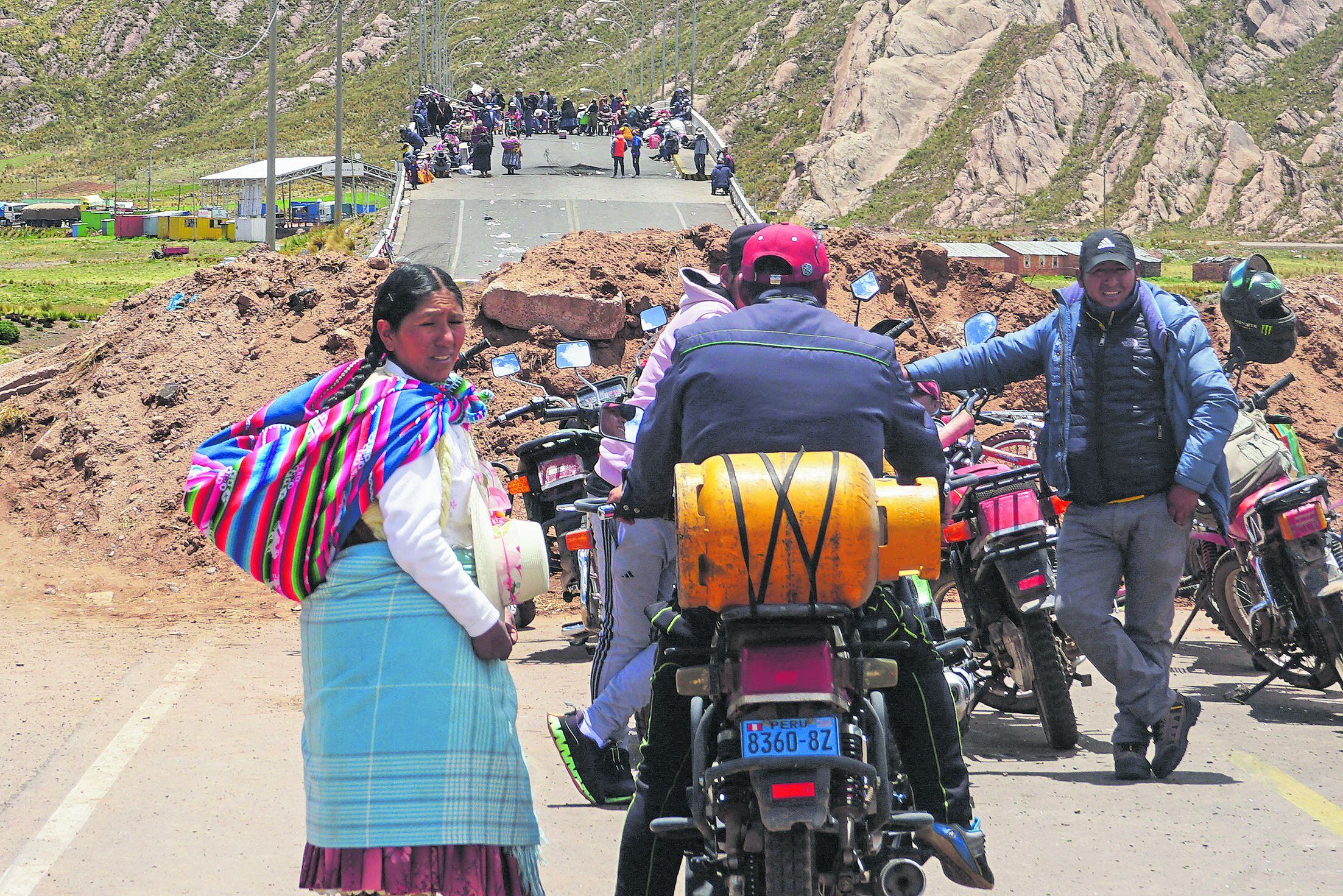 La gente cruza a pie a Bolivia para comprar productos básicos, combustible y alimentos mientras los camioneros hacen cola durante días. (Foto: Bernat BIDEGAIN / AFP)