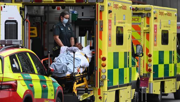 El personal de ambulancia del NHS está afuera del hospital Royal London en Londres, Reino Unido, el 6 de enero de 2022, en pleno auge de contagios de coronavirus debido a la variante ómicron.  (EFE / EPA / ANDY RAIN).