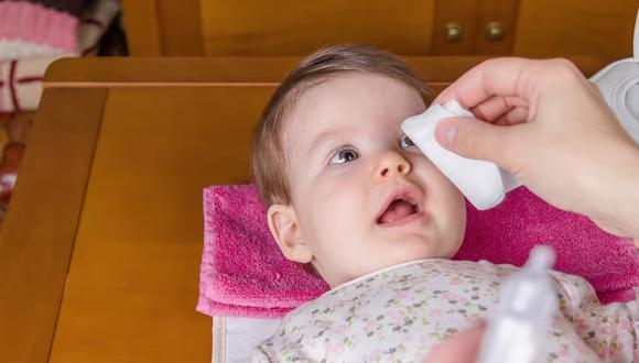 Los lavados nasales son una manera ideal para asear correctamente la nariz del bebé. (Foto: Freepik)