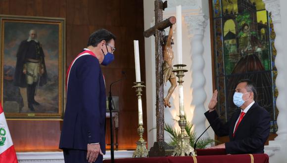 El presidente Martín Vizcarra tomó juramento al nuevo ministro del Interior, César Gentille, este jueves. (Foto: Andina)