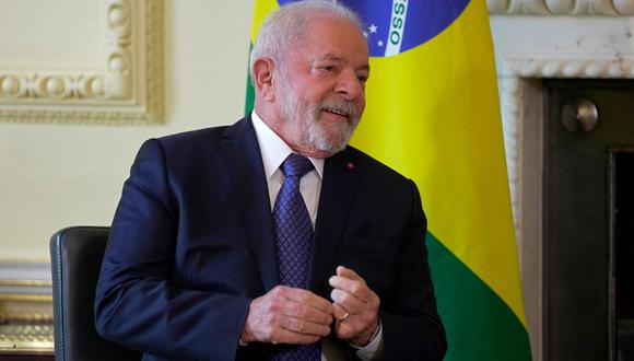 El presidente de Brasil, Luiz Inacio Lula da Silva, se sienta para conversar con el primer ministro de Gran Bretaña, Rishi Sunak (no sale en la foto), en el número 10 de Downing Street, en el centro de Londres, el 5 de mayo de 2023 (Foto: Kin CHEUNG / AFP)