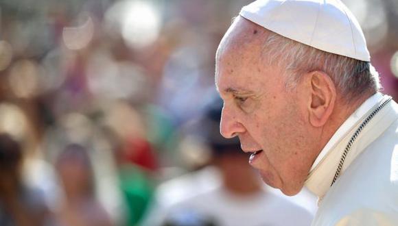 El Papa Francisco llega para dirigir su audiencia general semanal en la plaza de San Pedro en el Vaticano. (Foto: AFP)