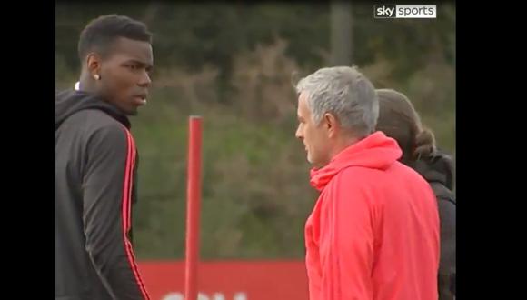 Las miradas de José Mourinho y Paul Pogba previo al entrenamiento de Manchester United (Captura y video: Sky Sports).