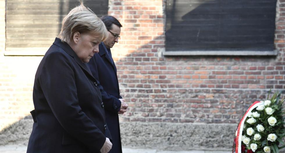 La canciller alemana, Angela Merkel, y el primer ministro polaco, Mateusz Morawiecki, colocaron coronas de flores en el Muro de la Muerte durante su visita al antiguo campo de exterminio nazi alemán Auschwitz. (AFP)