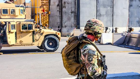 Soldados del Ejército de Estados Unidos ocupan una posición defensiva en la Base de Operaciones Avanzadas Unión III en Bagdad, Irak. (Reuters).